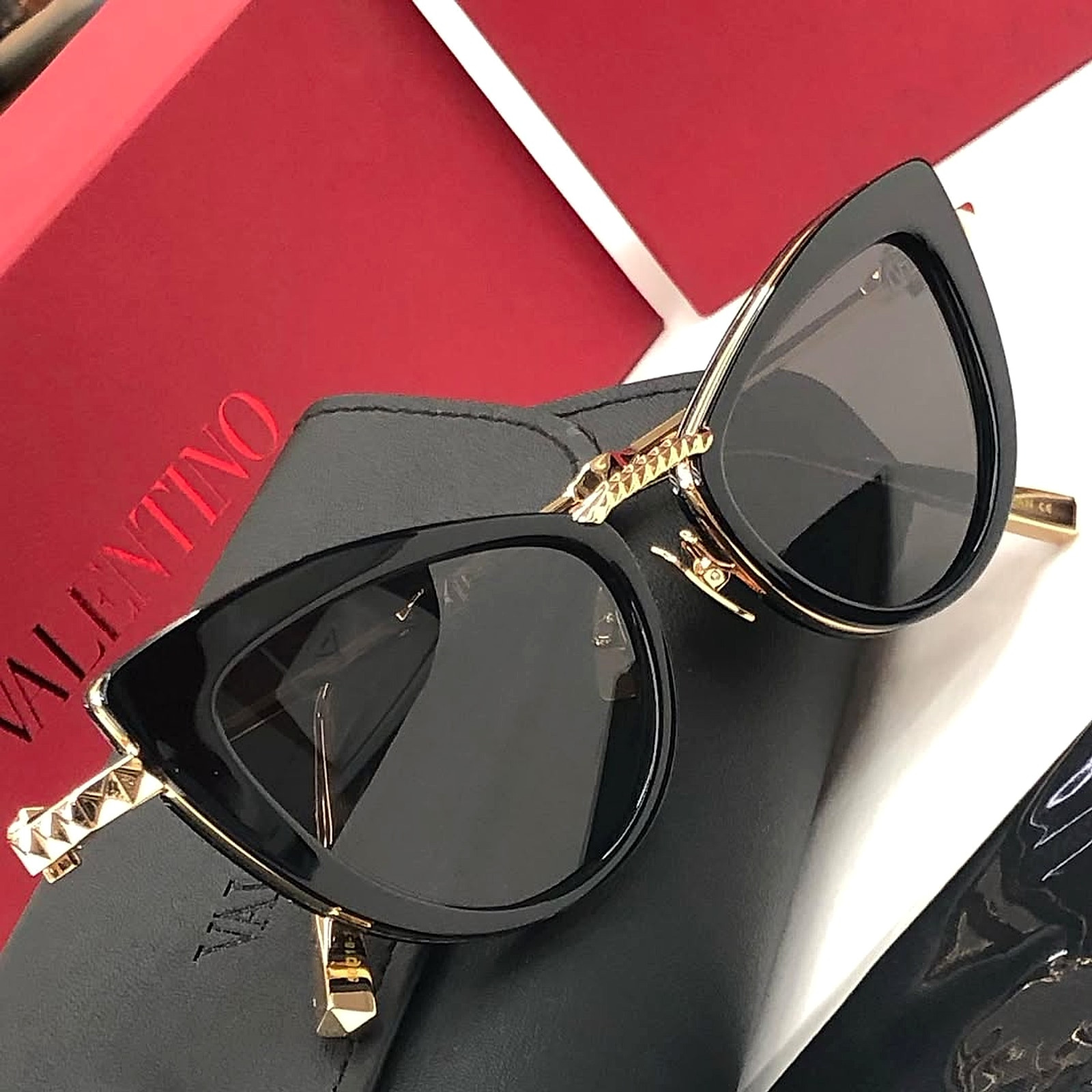 Get those cateyes on sale️
