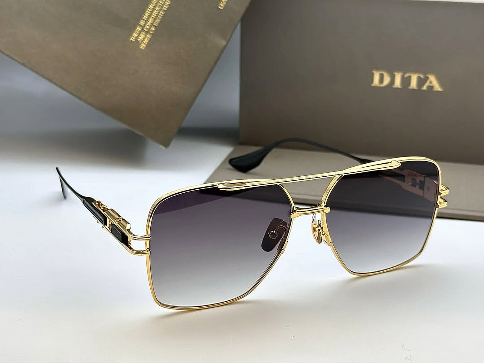 Grand Emperik Black Gradient Gold