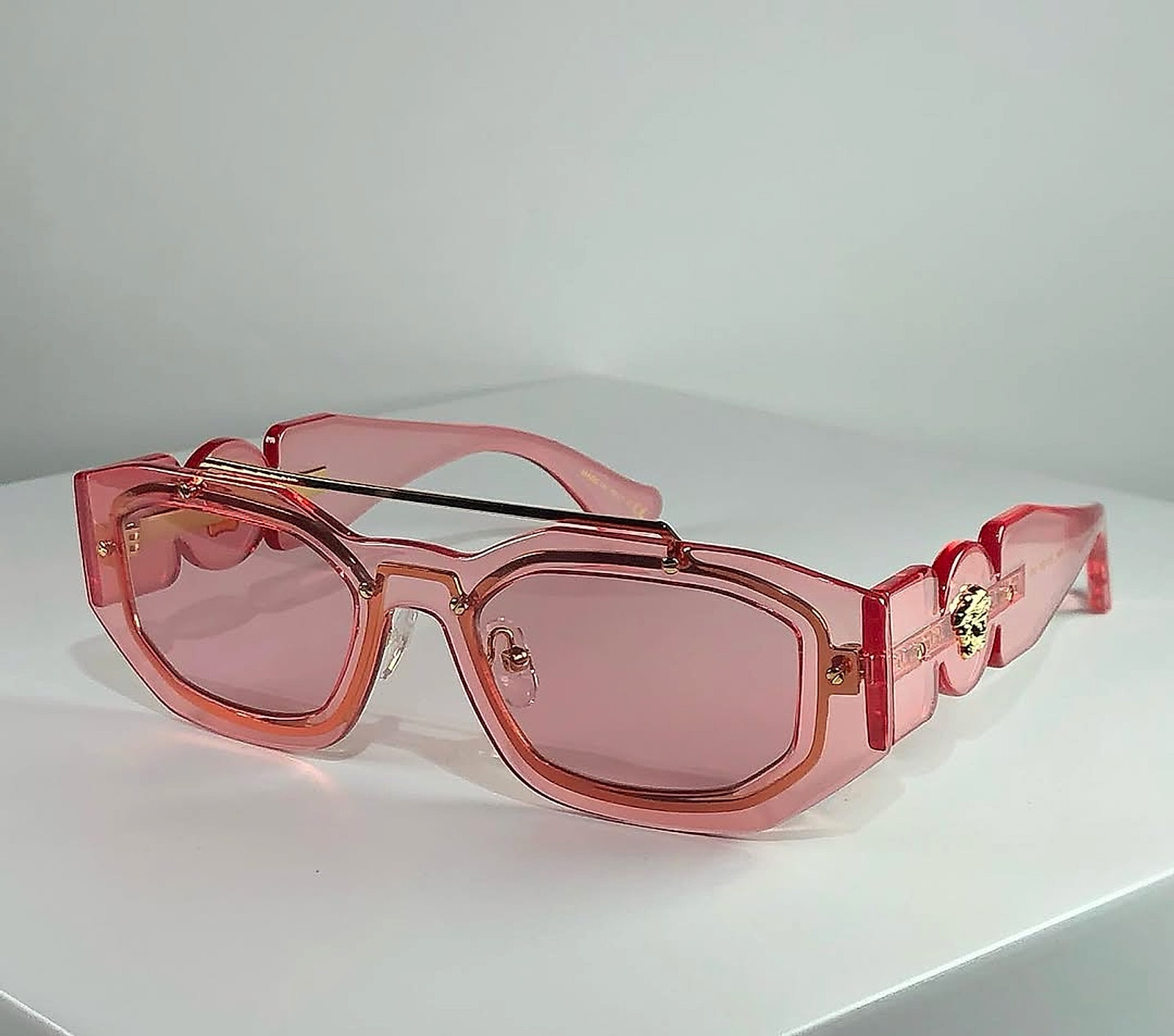 Medusa in pink red