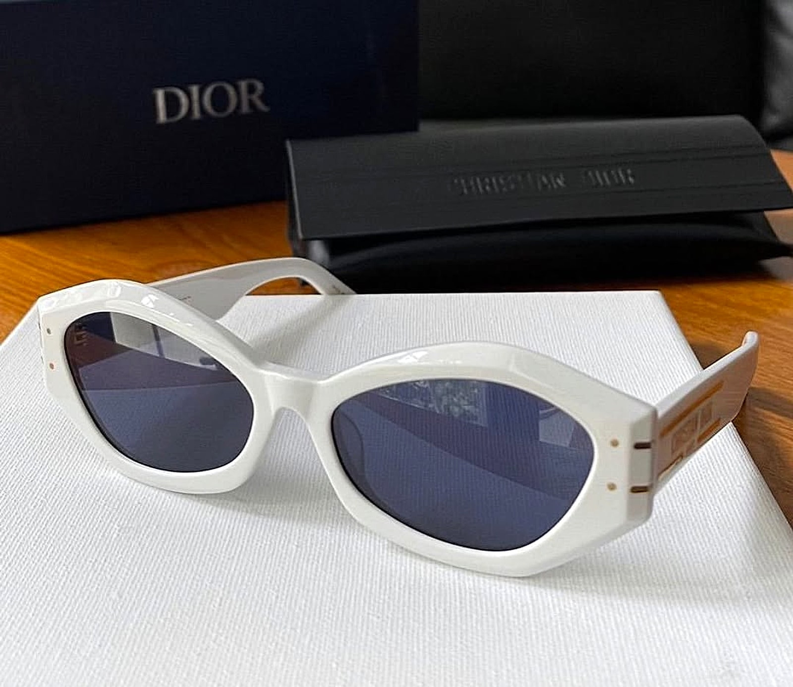 Signature B1U In White